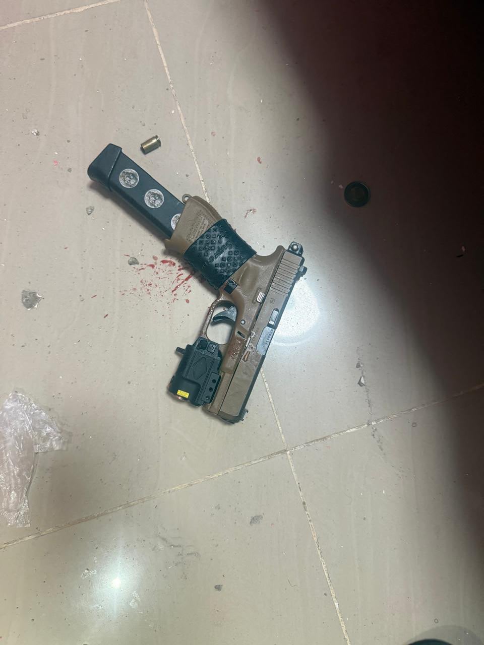 Peritos de la Policía Científica incautaron una pistola Glock de nueve milímetros y varios casquillos en la escena del crimen. (Foto cortesía Policía Científica)