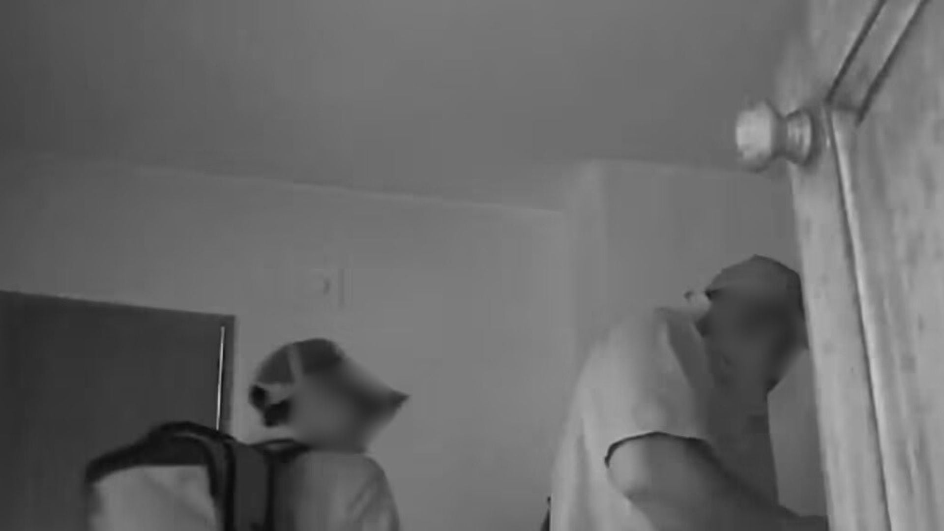 El momento en que los delincuentes huyen, capturado por la cámara de la vivienda (Foto: El Doce)