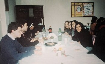 Agustina en el salón comedor del Hogar Santa Rosa de Lima, de La Plata