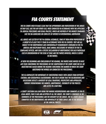 Documento con texto en inglés titulado FIA Courts Statement sobre fondo oscuro con una bandera a cuadros y los logotipos de la FIA y Fórmula 1