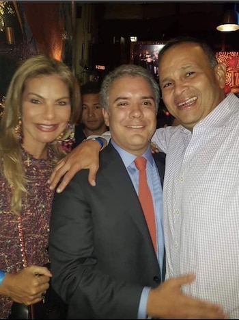 Iván Duque abrazando al José