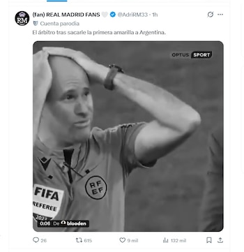 Captura de pantalla de Twitter con meme. Árbitro de fútbol calvo con camiseta FIFA, logo RF EF y reloj, se toma la cabeza. Imagen en blanco y negro, logo Optus Sport