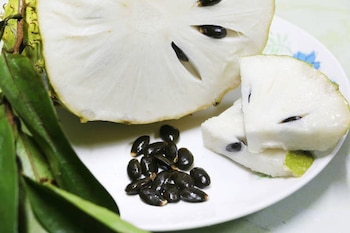 Una guanábana partida en dos