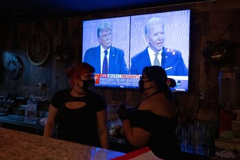 Dos camareras trabajan en un