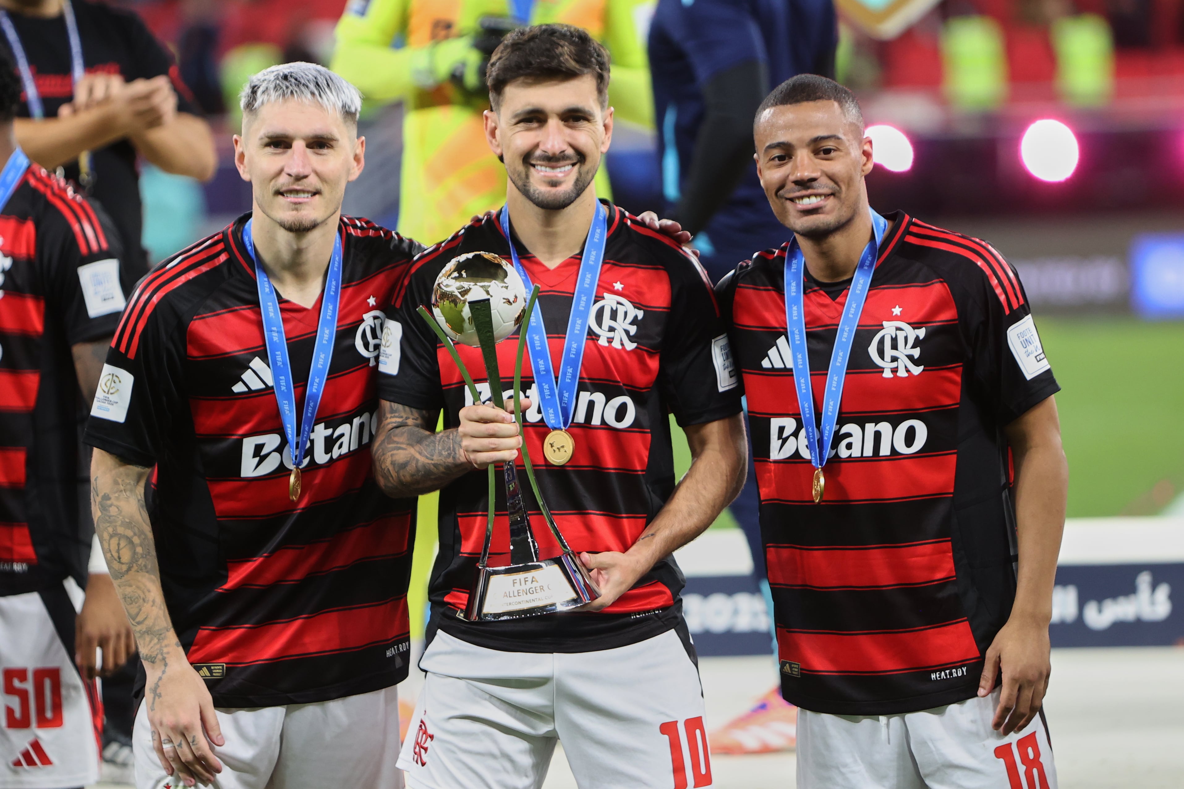 El uruguayo Giorgian de Arrascaeta (centro), sostiene la Copa Challengar tras la victoria del Flamengo sobre el Pyraids en Doha, Qatar, para avanzar a la final de la Copa Intercontinental. El partido se realizó el sábado 1|3 de diciembre de 2025 (AP Foto/Hussein Sayed)