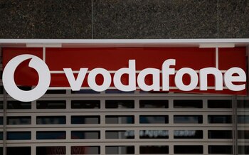 FOTO DE ARCHIVO. El logo de Vodafone en una tienda de Ronda, Andalucía, España. 3 de octubre de 2022. REUTERS/Jon Nazca