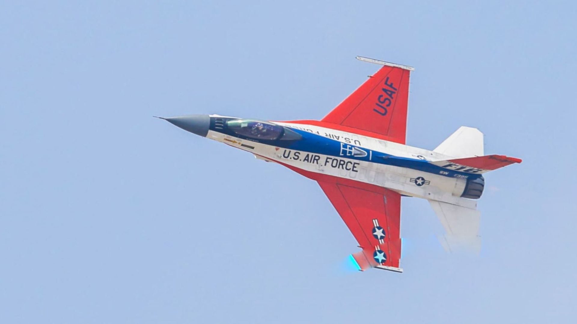 Aviones F-16 exhibieron su potencial es festival aéreo celebrado en la base Las Palma, en Surco.