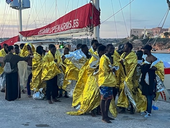 47 inmigrantes rescatados en el Mediterráneo central son recibidos en el puerto italiano de Lampedusa, EFE/ Gonzalo Sánchez