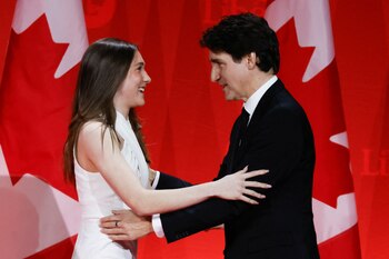 Justin Trudeau, junto a su