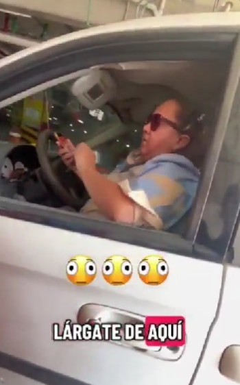 Usuarios criticaron severamente a la conductora tras viralizarse un video donde asegura que las personas deben detenerse ante los vehículos.