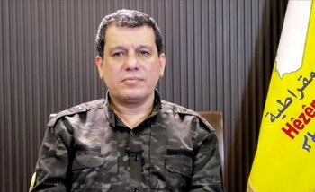 El jefe de las Fuerzas de Siria Democrática, apoyadas por Estados Unidos, Mazloum Abdi, habla desde el noreste de Siria (REUTERS TV/REUTERS)