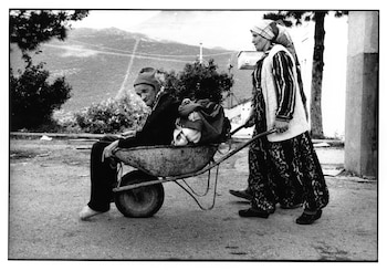 Fotografía tomada por el fotoperiodista Gary Knight que muestra un refugiado kosovar que es trasladado a través de la frontera de Kosovo a Albania por su esposa. EFE/ Gary Knight/VII/REDUX