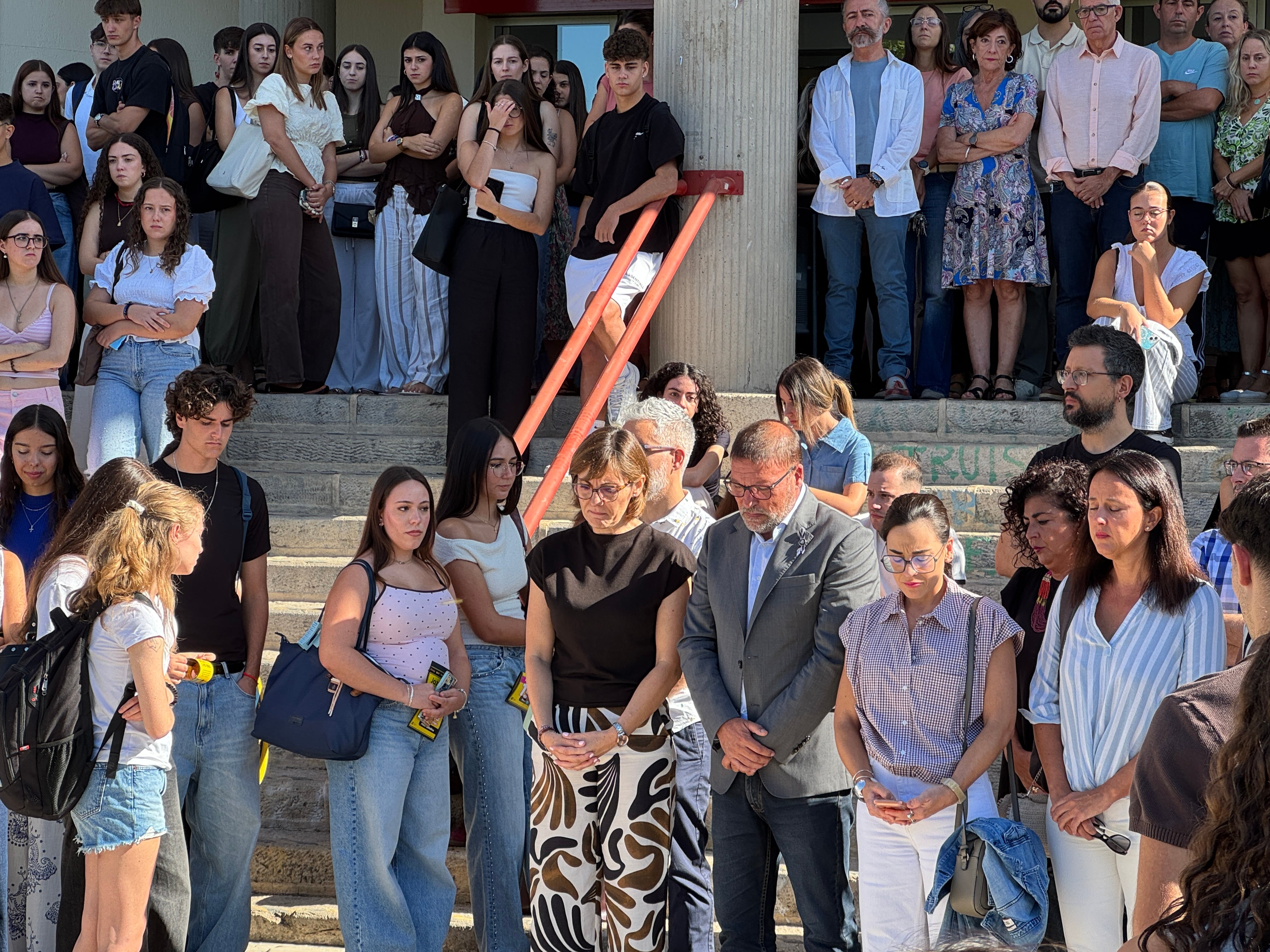 Este lunes, la Universidad de Granada realizó un homenaje a las 11:00 horas, tiempo local de España. Profesores, estudiantes y trabajadores guardaron un minuto de silencio en memoria de la joven en los accesos de los distintos centros universitarios. (Crédito: X | @CanalUGR)