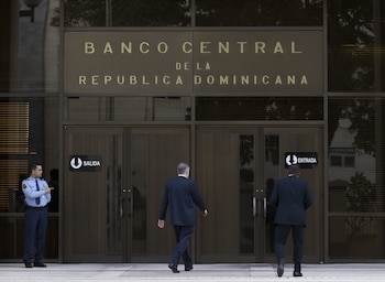 Fotografía de archivo en la que se captó una vista general de la entrada principal al Banco Central de al República Dominicana (BCRD), en Santo Domingo (República Dominicana). EFE/Orlando Barría