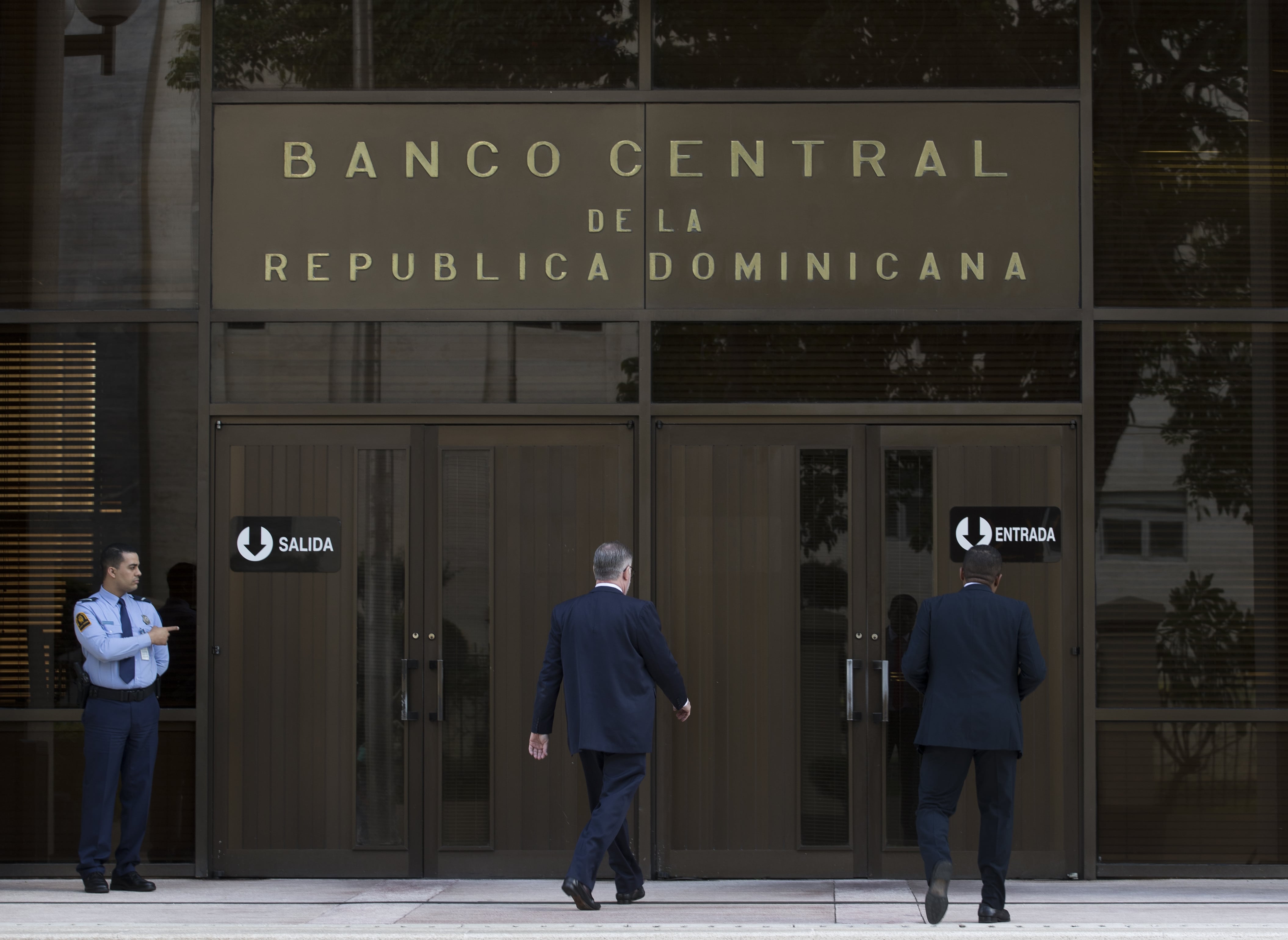 Fotografía de archivo en la que se captó una vista general de la entrada principal al Banco Central de al República Dominicana (BCRD), en Santo Domingo (República Dominicana). EFE/Orlando Barría