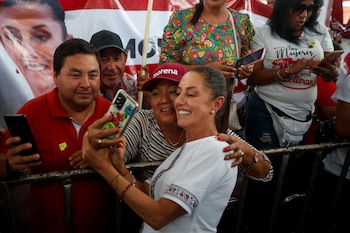 Claudia Sheinbaum se toma fotos con sus seguidores en Nuevo León (REUTERS/Daniel Becerril)