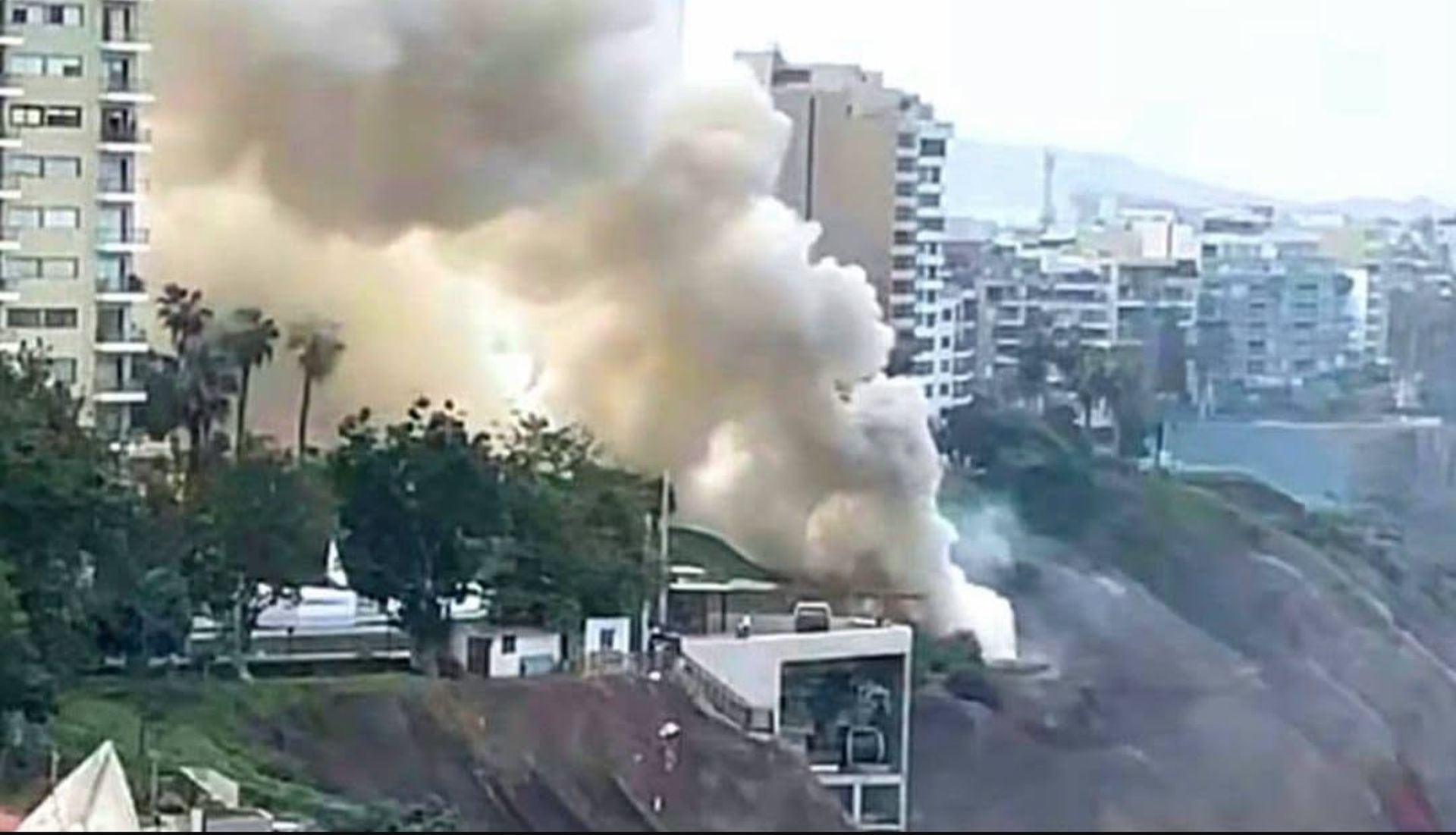 Una casa de reposo para adultos mayores fue evacuada de manera preventiva ante la presencia de humo. Equipos de salud trasladaron a los residentes hacia un lugar seguro por el riesgo respiratorio. (América TV)