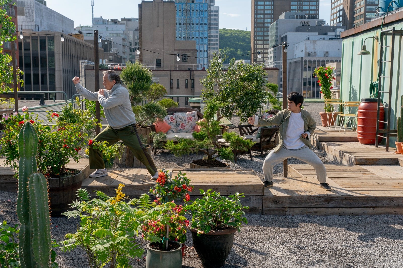 Daniel LaRusso y Mr. Han entrenan a Li Fong en Karate Kid: Legends (Crédito: Sony Pictures)
