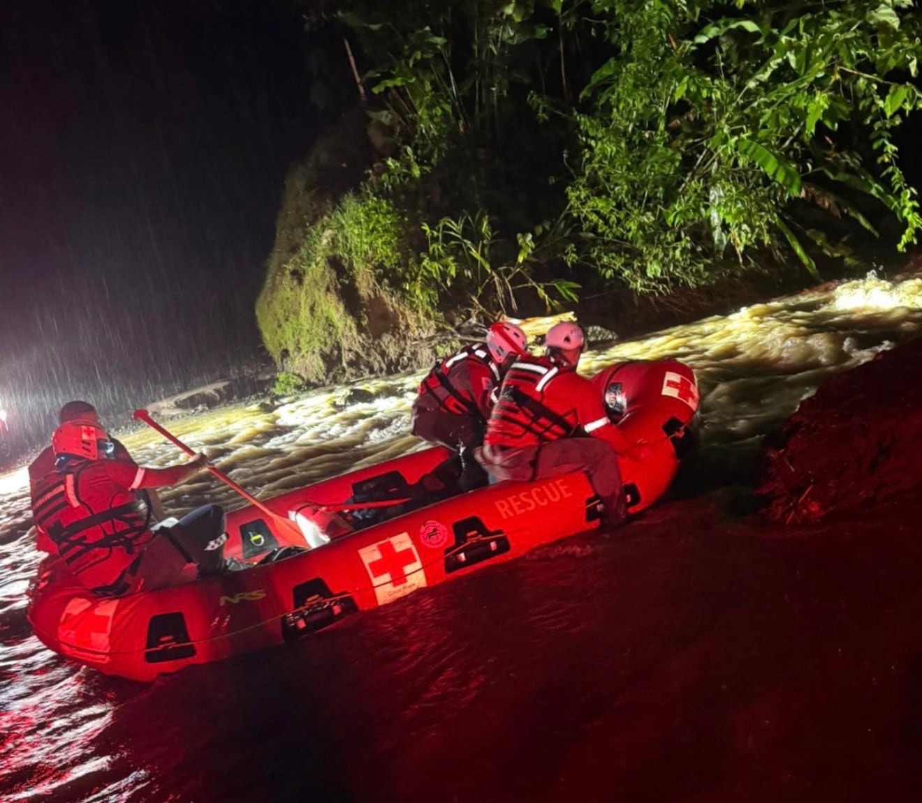 Las autoridades mantienen vigilancia permanente ante el posible ingreso de la onda tropical número 20, que podría intensificar las lluvias durante el fin de semana. Crédito: Cruz Roja