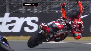 La impactante caída de Marc Márquez en el MotoGP por la que sufrió una grave lesión en un pie: “Tuvo muchísima suerte”