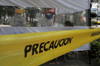 Un trabajador de salud que