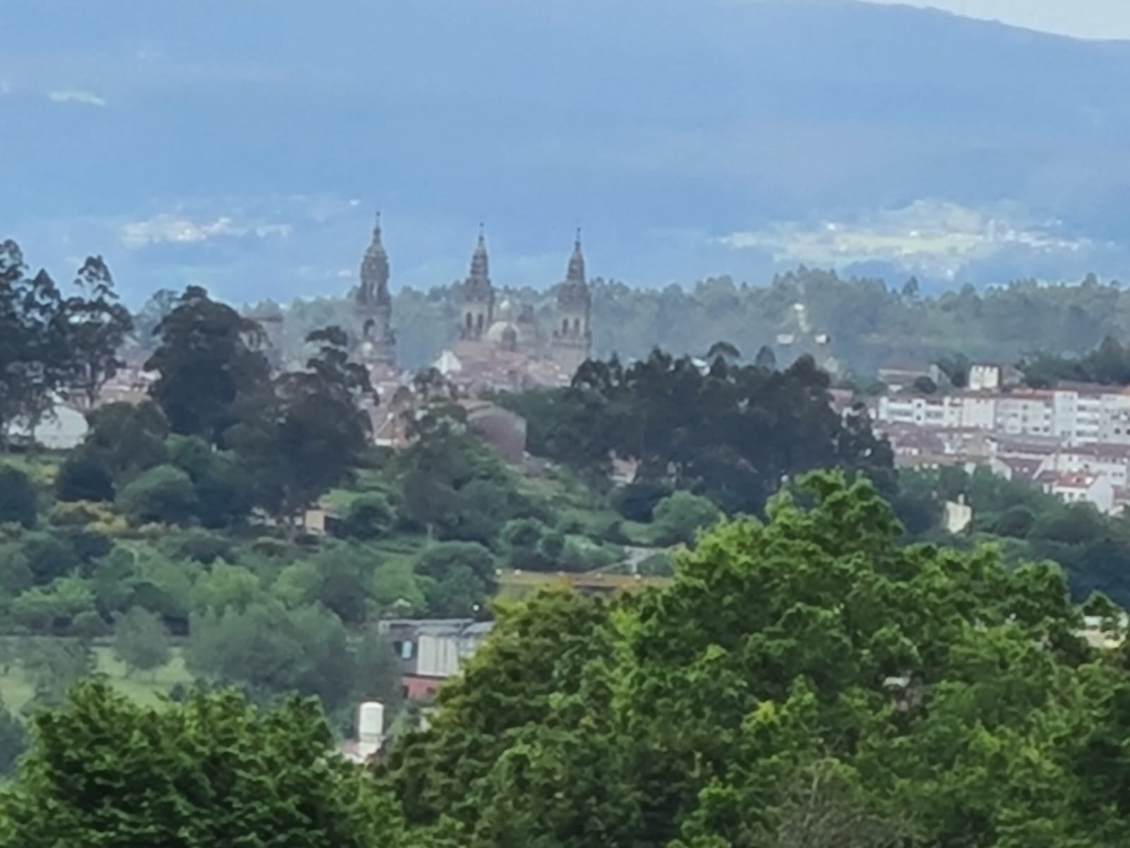 Todavía faltan 5 kilómetros, pero es impactante ver desde esa distancia las torres de la Catedral de Santiago de Compostela