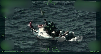 Vista aérea registrada por sensores navales de la Guardia Costera estadounidense durante la detección de un grupo de migrantes a la deriva (Cortesía: Guardia Costera de EE. UU.).