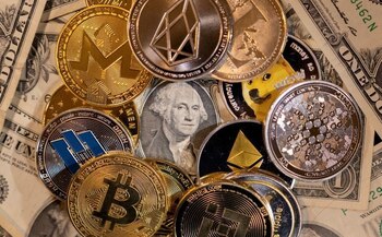 Representaciones físicas de varias criptomonedas.