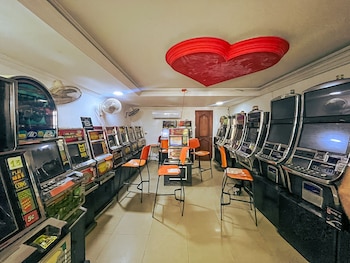 La incautación se suma a una operación previa en la que se retiraron 293 elementos de juego ilegal y se desmanteló una ensambladora clandestina de tragamonedas - crédito Coljuegos