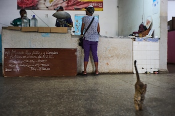 Una mujer se ve en el mostrador de una bodega estatal en La Habana, Cuba, el sábado 2 de mayo de 2026 (AP Foto/Ramón Espinosa)