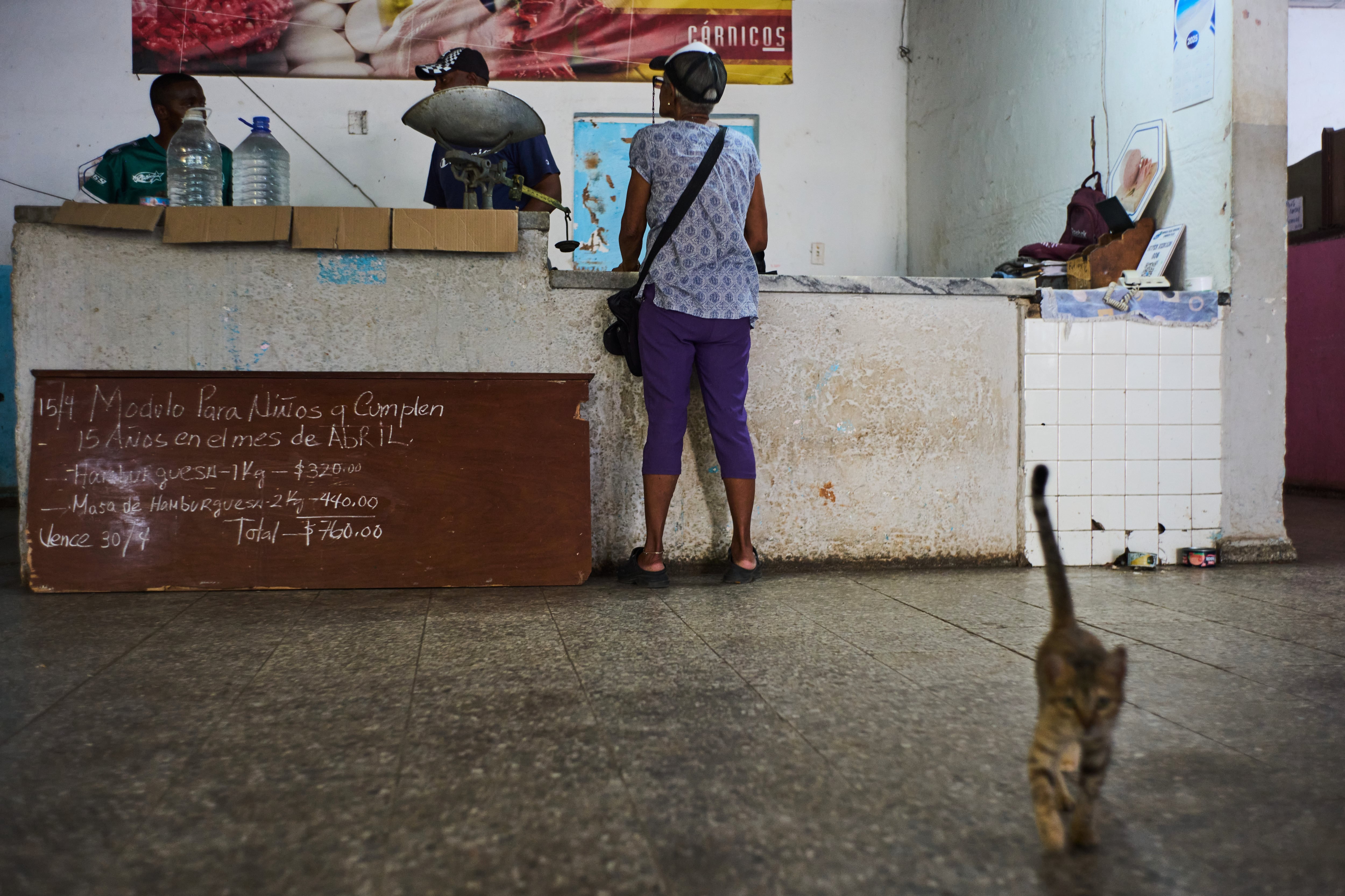 El dólar llegó a 700 pesos cubanos en el mercado informal, lo que encarece en moneda nacional los bienes vinculados con importaciones. (AP Foto/Ramón Espinosa)