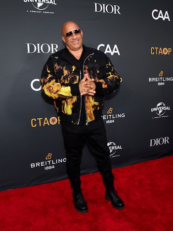 Chaqueta bomber con estampado de llamas en un evento de la organización Charlize Theron Africa Outreach Project (CTAOP) en Los Ángeles, California