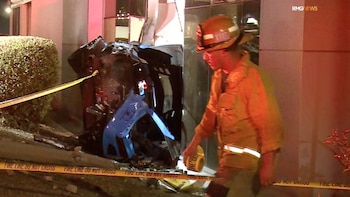 Un choque de alto impacto involucra a un Corvette y una concesionaria Maserati en Los Ángeles