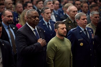 El presidente de Ucrania, Volodimir Zelensky, junto al secretario de Defensa de EE.UU., Lloyd Austin, durante una reunión en la Universidad de Defensa Nacional en Washington, EE.UU., el 11 de diciembre de 2023. Ukrainian Presidential Press Service/Handout via REUTERS
