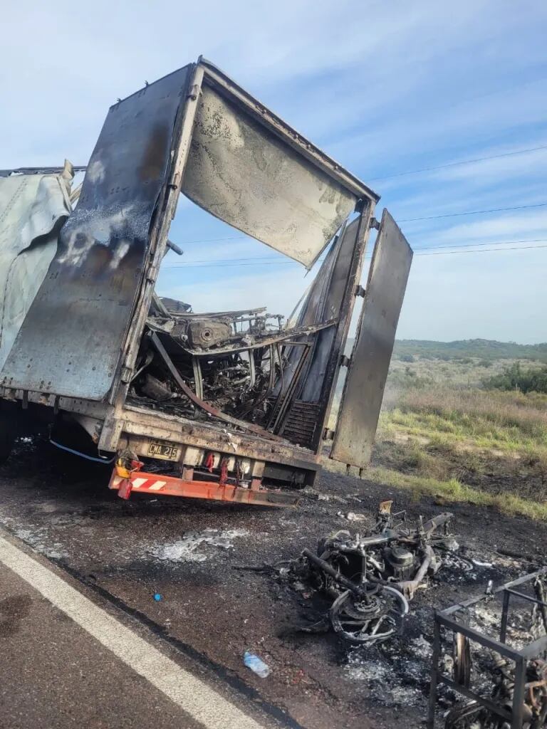 El conductor del camión logró abandonar la cabina a tiempo y no sufrió heridas mientras el fuego consumía la totalidad del semirremolque y la carga