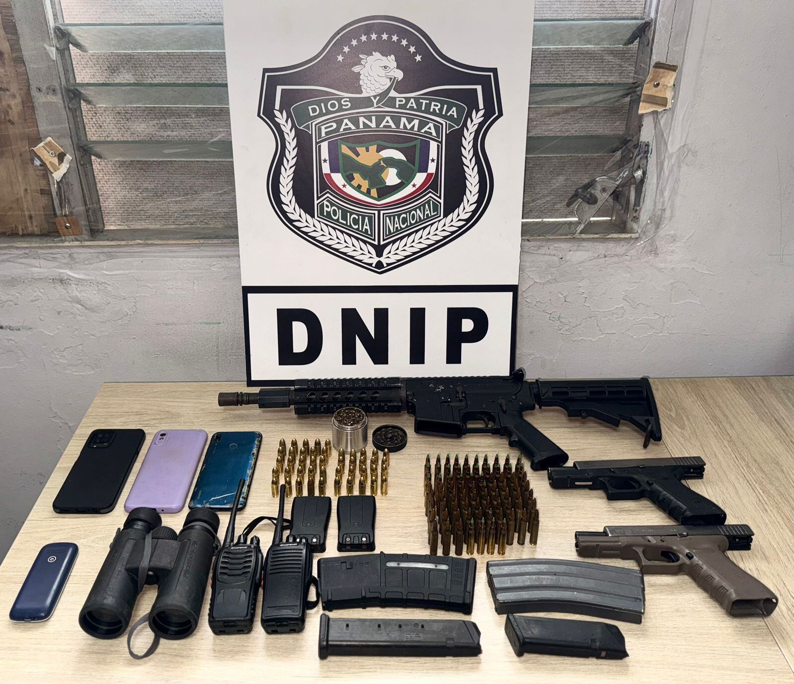 Durante el operativo se decomisaron fusiles, pistolas, municiones, radios y equipos tecnológicos presuntamente usados por estructuras criminales. Cortesía