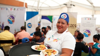 De la pesca a la mesa: así transforman las salvadoreñas la alimentación con recetas de pescado, cangrejo y camarón