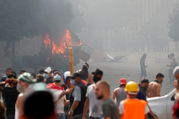 Un vehículo prendido fuego en medio de los disturbios (REUTERS/Thaier Al-Sudani)