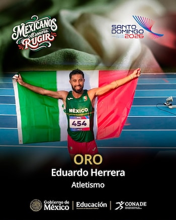 Atleta Eduardo Herrera sonriente sostiene bandera de México en pista azul. Viste uniforme verde con número 454. Texto: Oro, Atletismo, Santo Domingo 2026