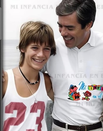 Un joven Guillermo Andino viste una camiseta sin mangas junto a Ramón Andino, quien viste una polo blanca, ambos sonriendo al aire libre