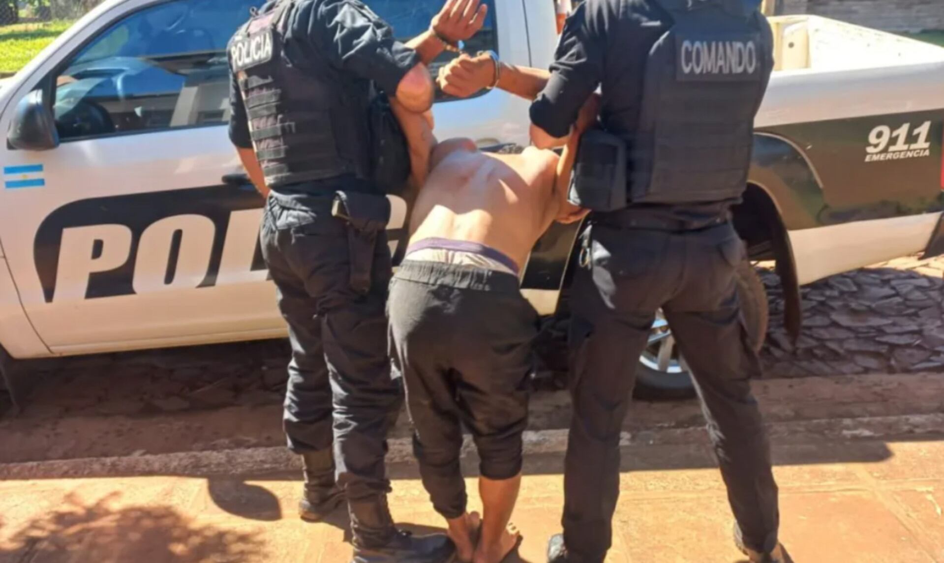 El joven atacante fue detenido después del hecho y luego de intentar agredir a los policías (El Territorio)