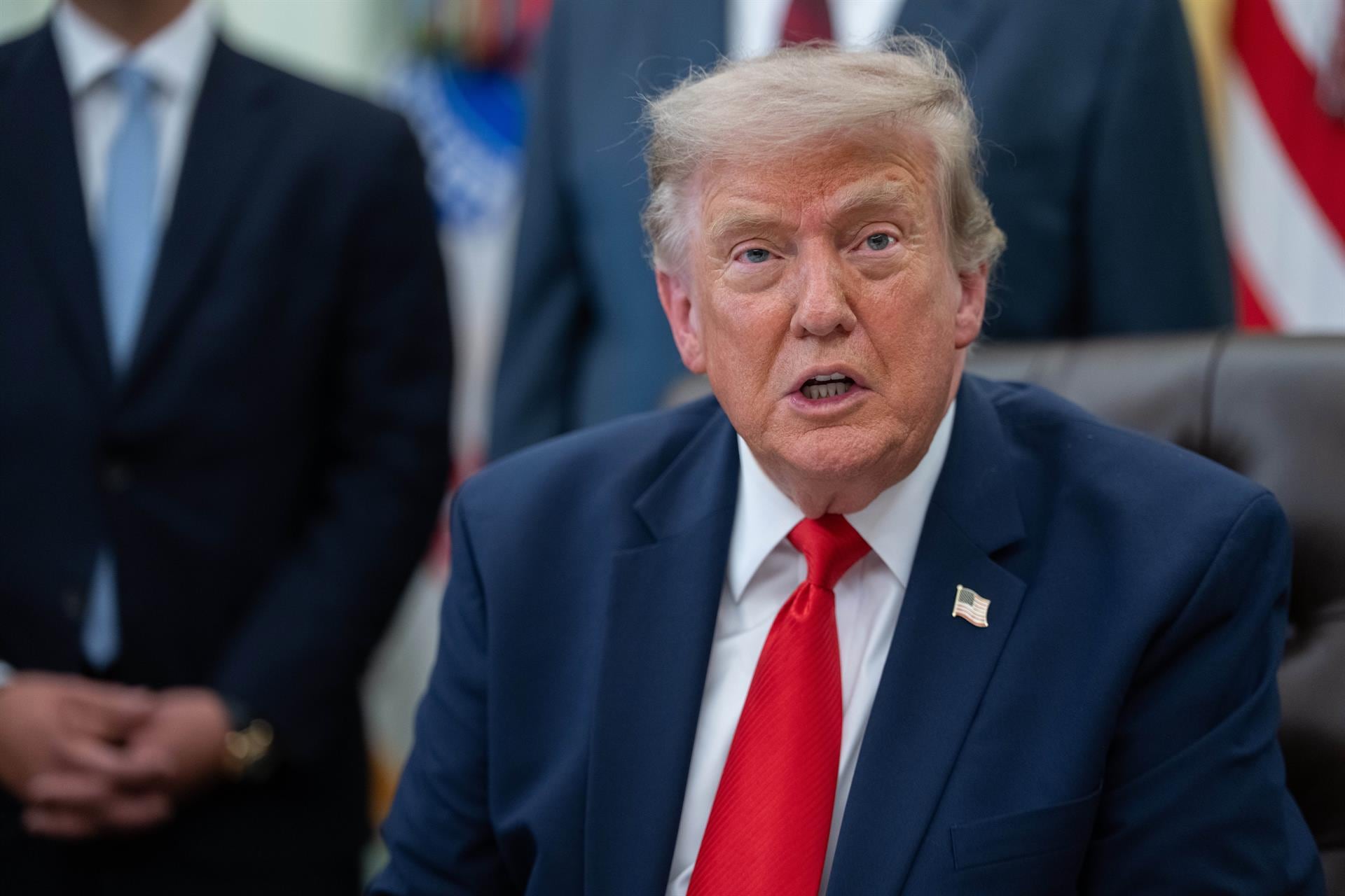 Donald Trump amenazó con reanudar ataques aéreos si Irán no acepta un acuerdo sobre el estrecho de Ormuz. (EP)