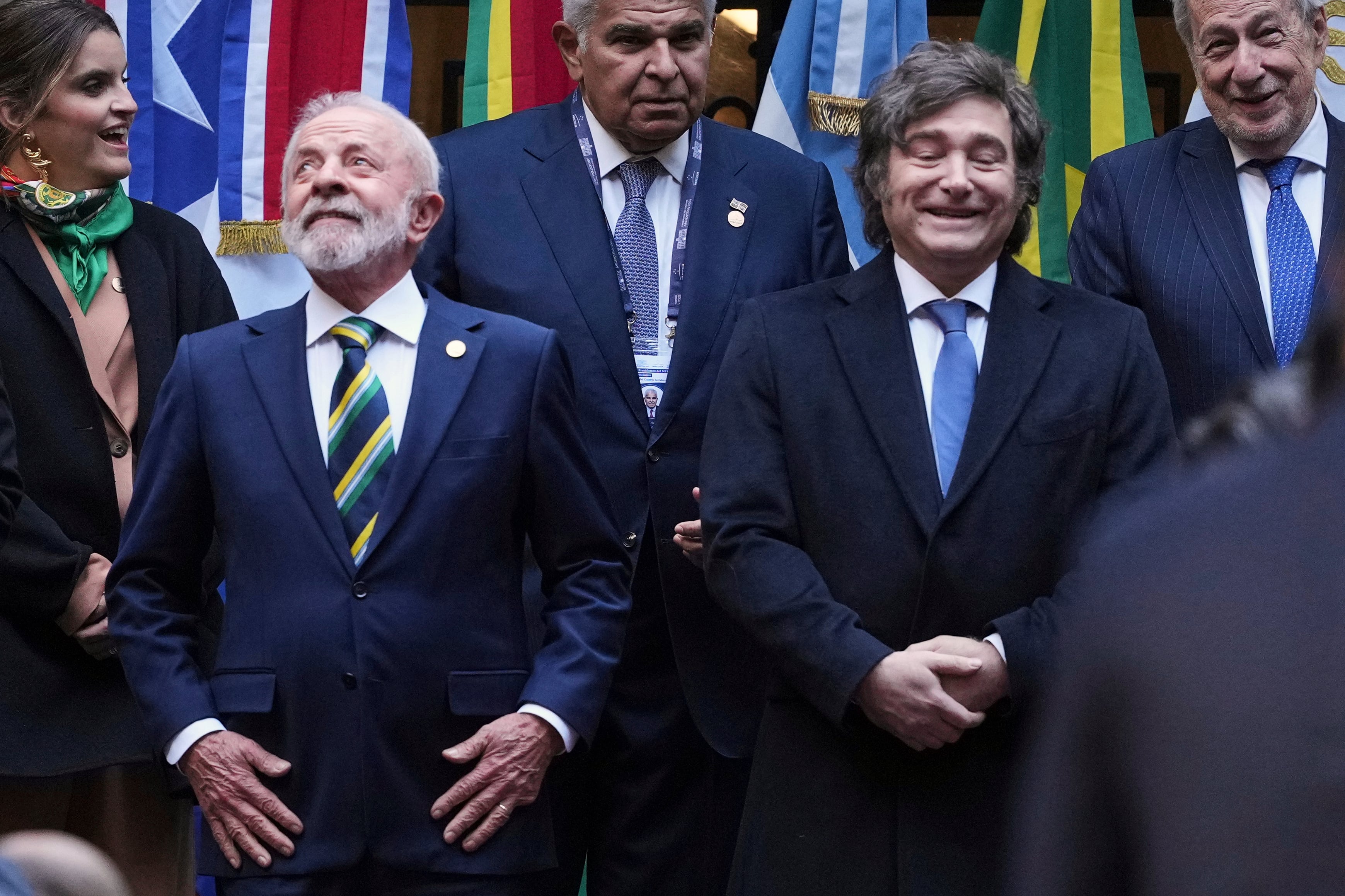 ARCHIVO - El presidente de Brasil, Luiz Inácio Lula da Silva, delante a la izquierda, y el presidente de Argentina, Javier Milei, se colocan para una foto de grupo con otros líderes que asisten a la Cumbre del Mercosur en Buenos Aires, Argentina, el 3 de julio de 2025. (AP Foto/Natacha Pisarenko, Archivo)