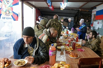 Soldados heridos en el comedor