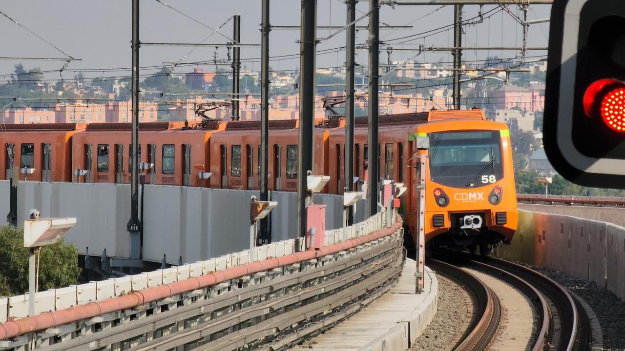 Un tren de la Línea 12 del Metro de la Ciudad de México circula por un tramo elevado que estará sujeto a obras de mantenimiento. (X/ @MetroCDMX)