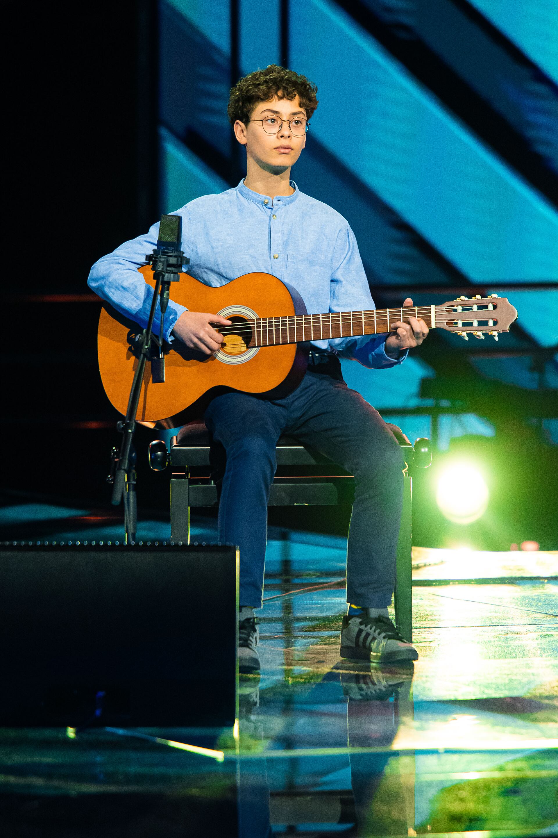 Lisandro en plena interpretación de Tears in Heaven en The Voice Kids Bélgica (Crédito: @VLADVDK @RTBF @thevoicebe)