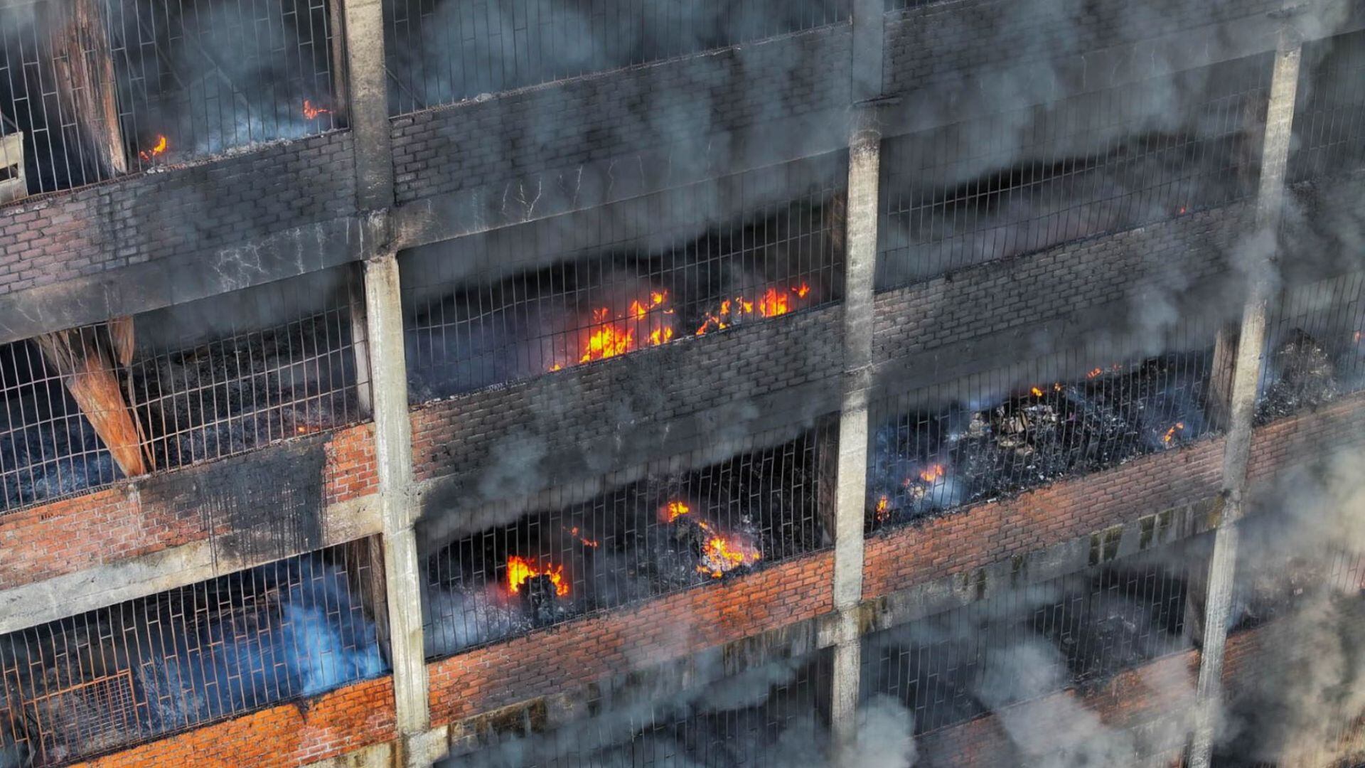 Bomberos lamentaron los pocos recursos hídricos que tienen para combatir la emergencia. (Foto: Andina)