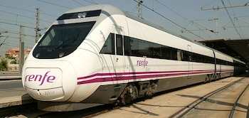 Mueren dos personas tras ser arrolladas por el Alvia de Madrid en Moriscos (Renfe)