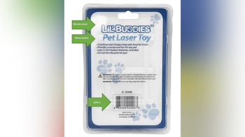 Vista trasera del empaque de un juguete láser para mascotas 'Lil' Buddies', con texto descriptivo, advertencias de seguridad y código de barras visibles