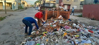 La reanudación del servicio no aplacó las críticas de los vecinos: Luego que ciudadanos comentaran al representante del partido de los comunistas su descontento por la alta cantidad de residuos en las calles, el funcionario optó por silenciar los comentarios en su perfil de Facebook. La gente ya no acepta la excusa "del bloqueo estadounidense". (Foto cortesía Julio Gómez Casanova)